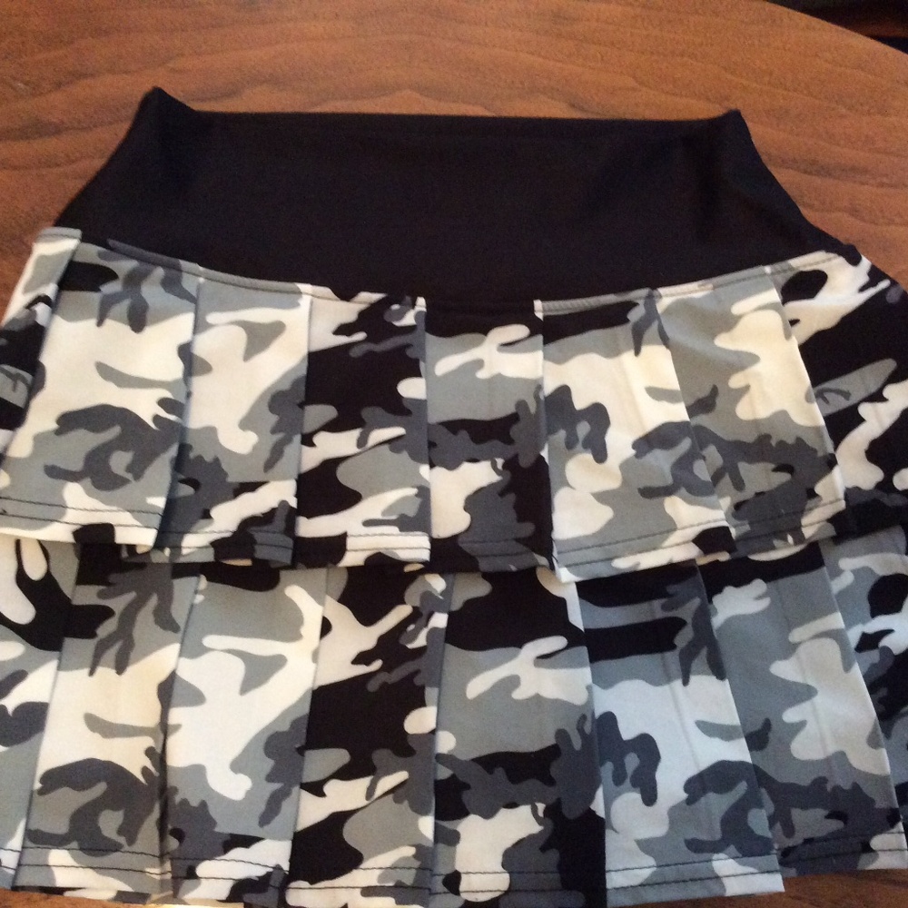 Faye Florie Ladies camo tennis skirt size small black and white